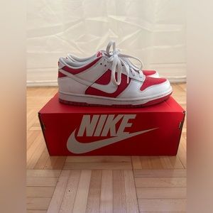 Nike Dunk low university size 7Y = 9W